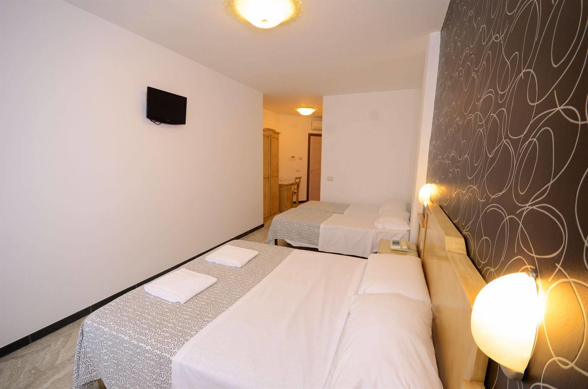 Hotel Clinton Casoria Bagian luar foto
